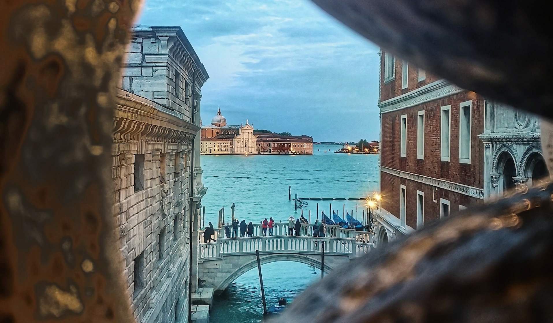 탄식의 다리 내부 창문 (Window inside the Bridge of Sighs)